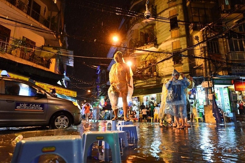 Phố đi bộ quanh Hồ Gươm ngập nước và rác ảnh 9