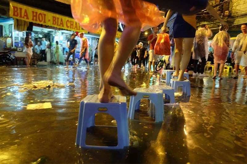 Phố đi bộ quanh Hồ Gươm ngập nước và rác ảnh 11