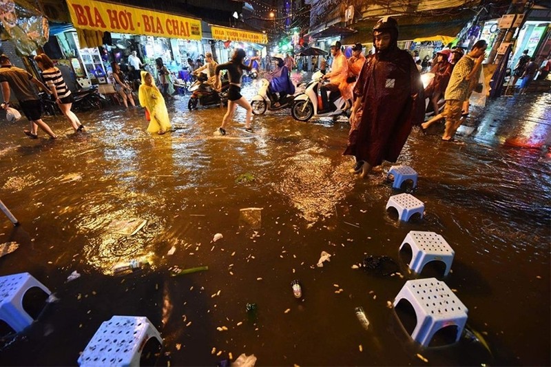 Phố đi bộ quanh Hồ Gươm ngập nước và rác ảnh 13