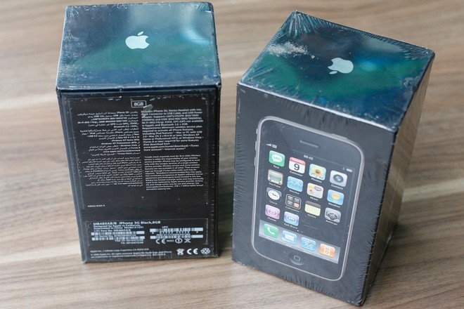 iPhone 3G là đời iPhone thứ hai được Apple trình làng từ tháng 7/2008 và dừng bán từ giữa năm 2010. Sau gần 10 năm, mẫu iPhone đời đầu hàng mới vẫn được dân sưu tập điện thoại săn lùng với giá cao.