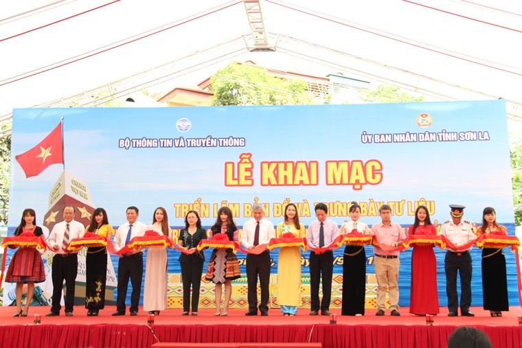 Thứ trưởng Hoàng Vĩnh Bảo và các đại biểu cắt băng khai mạc triển lãm