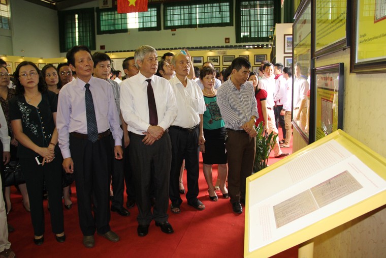 Thứ trưởng Hoàng Vĩnh Bảo và các đại biểu tham quan triển lãm