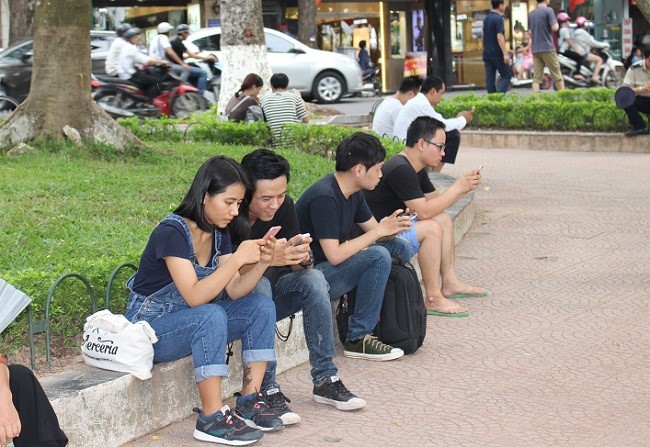 Nhiều người hài lòng với tốc độ Wi-Fi miễn phí quanh Hồ Gươm, nhưng các chuyên gia an ninh mạng luôn lưu ý người dùng cẩn trọng, tránh làm lộ một số thông tin nhạy cảm.