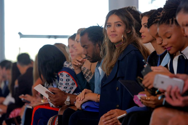 Mốt lập dị, xuyên thấu chiếm lĩnh thời trang xuân hè 2017 ảnh 2 Mốt lập dị, xuyên thấu chiếm lĩnh thời trang xuân hè 2017 ảnh 2