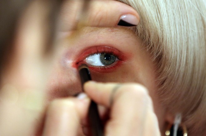 Mốt lập dị, xuyên thấu chiếm lĩnh thời trang xuân hè 2017 ảnh 4 Mốt lập dị, xuyên thấu chiếm lĩnh thời trang xuân hè 2017 ảnh 4