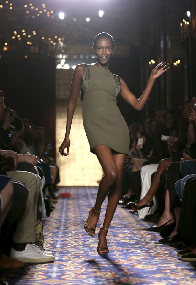 Mốt lập dị, xuyên thấu chiếm lĩnh thời trang xuân hè 2017 ảnh 5 Mốt lập dị, xuyên thấu chiếm lĩnh thời trang xuân hè 2017 ảnh 5