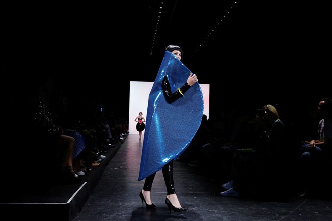 Mốt lập dị, xuyên thấu chiếm lĩnh thời trang xuân hè 2017 ảnh 8 Mốt lập dị, xuyên thấu chiếm lĩnh thời trang xuân hè 2017 ảnh 8