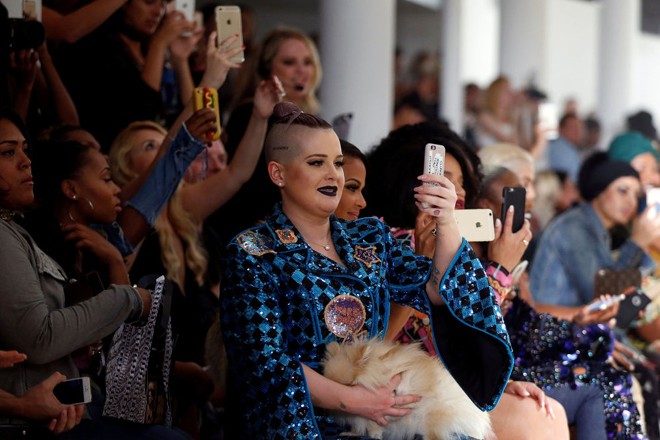 Mốt lập dị, xuyên thấu chiếm lĩnh thời trang xuân hè 2017 ảnh 11 Mốt lập dị, xuyên thấu chiếm lĩnh thời trang xuân hè 2017 ảnh 11