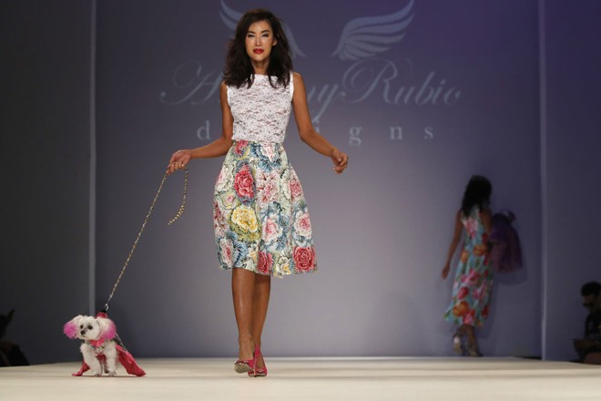 Mốt lập dị, xuyên thấu chiếm lĩnh thời trang xuân hè 2017 ảnh 12 Mốt lập dị, xuyên thấu chiếm lĩnh thời trang xuân hè 2017 ảnh 12