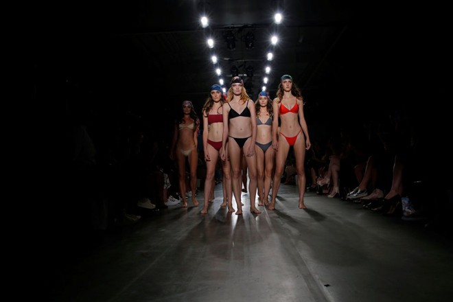 Mốt lập dị, xuyên thấu chiếm lĩnh thời trang xuân hè 2017 ảnh 13 Mốt lập dị, xuyên thấu chiếm lĩnh thời trang xuân hè 2017 ảnh 13