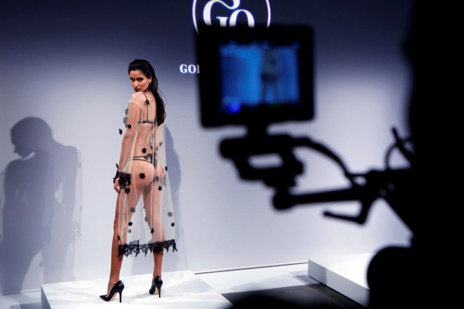 Mốt lập dị, xuyên thấu chiếm lĩnh thời trang xuân hè 2017 ảnh 15 Mốt lập dị, xuyên thấu chiếm lĩnh thời trang xuân hè 2017 ảnh 15