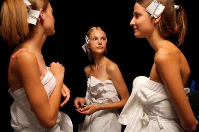 Mốt lập dị, xuyên thấu chiếm lĩnh thời trang xuân hè 2017 ảnh 9 Mốt lập dị, xuyên thấu chiếm lĩnh thời trang xuân hè 2017 ảnh 9