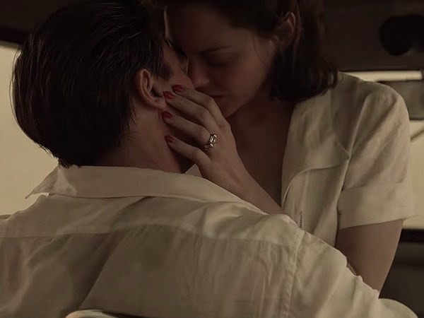 Cảnh tình tứ giữa Brad Pitt và Marion Cotillard trong Allied. (Nguồn: Paramount)