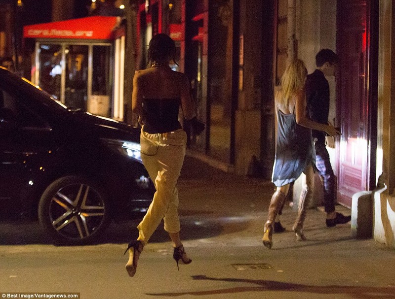 Kim Kardashian bị dí súng vào đầu, cướp 11 triệu USD nữ trang ảnh 15 Kim Kardashian bị dí súng vào đầu, cướp 11 triệu USD nữ trang ảnh 15