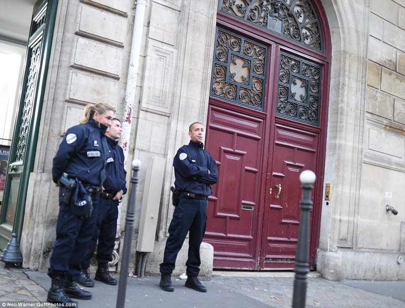 Kim Kardashian bị dí súng vào đầu, cướp 11 triệu USD nữ trang ảnh 18 Kim Kardashian bị dí súng vào đầu, cướp 11 triệu USD nữ trang ảnh 18