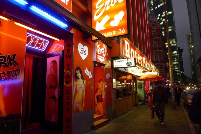 Đột nhập "phố đèn đỏ" khét tiếng nước Đức ảnh 2