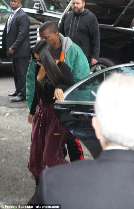 Kim Kardashian bị dí súng vào đầu, cướp 11 triệu USD nữ trang ảnh 2 Kim Kardashian bị dí súng vào đầu, cướp 11 triệu USD nữ trang ảnh 2