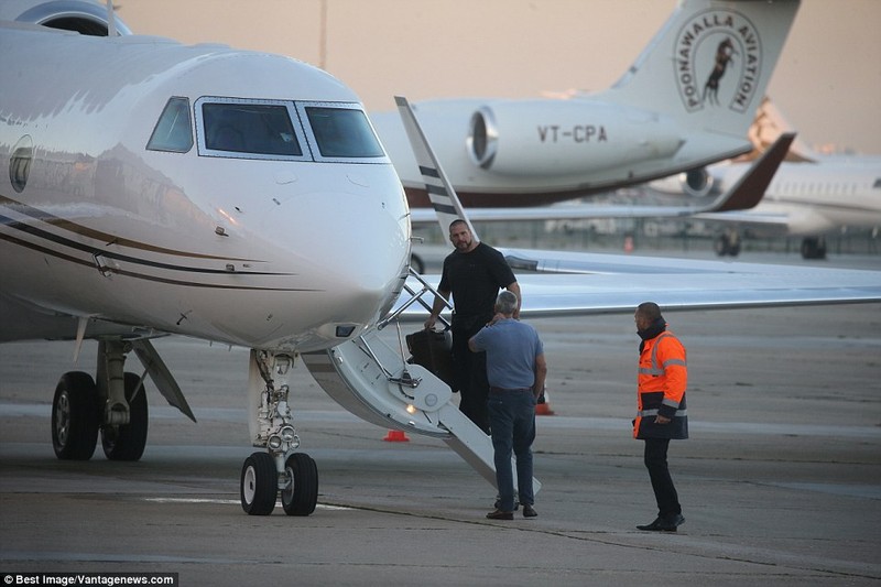 Kim Kardashian bị dí súng vào đầu, cướp 11 triệu USD nữ trang ảnh 6 Kim Kardashian bị dí súng vào đầu, cướp 11 triệu USD nữ trang ảnh 6