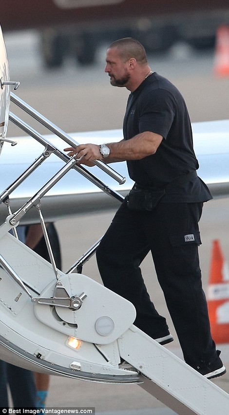 Kim Kardashian bị dí súng vào đầu, cướp 11 triệu USD nữ trang ảnh 8 Kim Kardashian bị dí súng vào đầu, cướp 11 triệu USD nữ trang ảnh 8