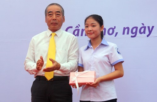 Đại diện Trung ương Đoàn TNCS Hồ Chí Minh trao Bằng khen cho em Nguyễn Thị Thu Trang Đại điện Tổng công ty Bưu điện Việt Nam trao phần thưởng cho em Nguyễn Thị Thu Trang