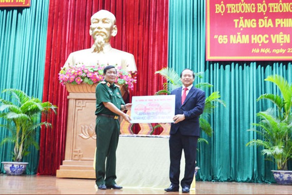 Bộ trưởng trao tặng đĩa phim Bộ trưởng trao tặng đĩa phim