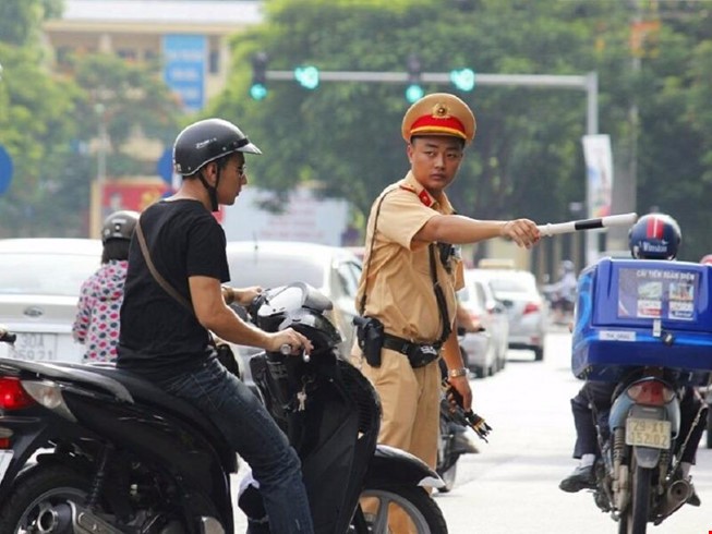 Thay vì phải kiểm tra giấy tờ thủ công, gây phiền nhiễu cho nhân dân, thiết bị thông minh với kho cơ sở dữ liệu đăng ký xe máy, dân cư sẽ cho ra kết quả ngay.