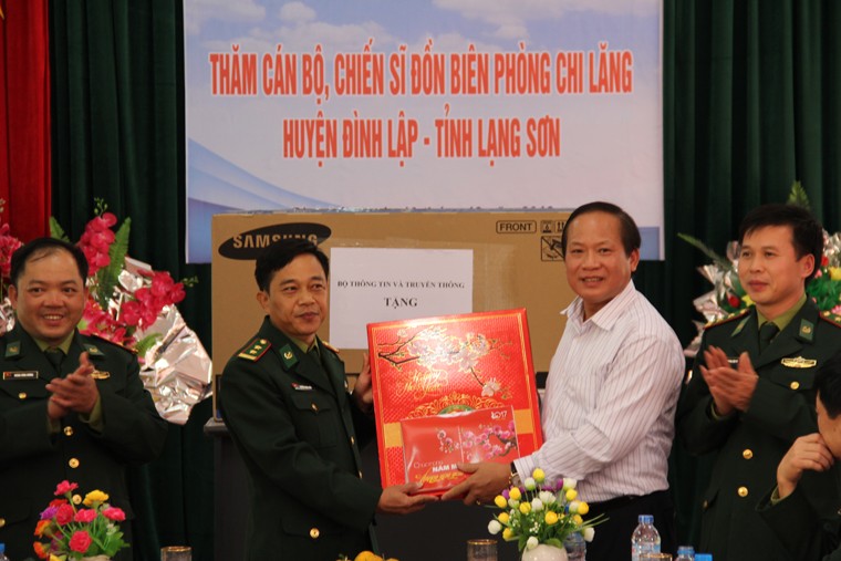 Bộ trưởng Trương Minh Tuấn thăm hỏi, động viên CBCS và nhân dân trên địa bàn huyện Đình Lập ảnh 3