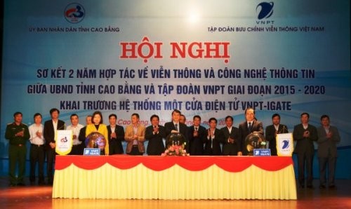 Lãnh đạo UBND tỉnh, Lãnh đạo Tập đoàn VNPT, Giám đốc Sở Nội vụ ấn nút khai trương Hệ thống một cửa điện tử VNPT-iGate.