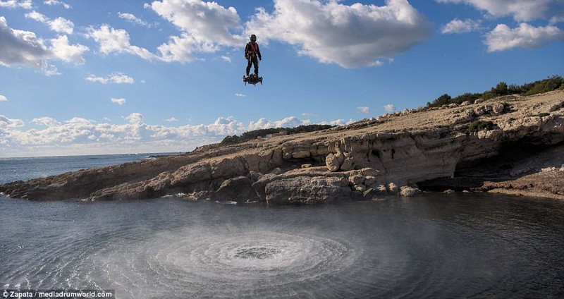 Flyboard Air có khả năng bay độc lập đến 10 phút,  đạt tới độ cao gần 3 km, với tốc độ tối đa 150 km/h. 