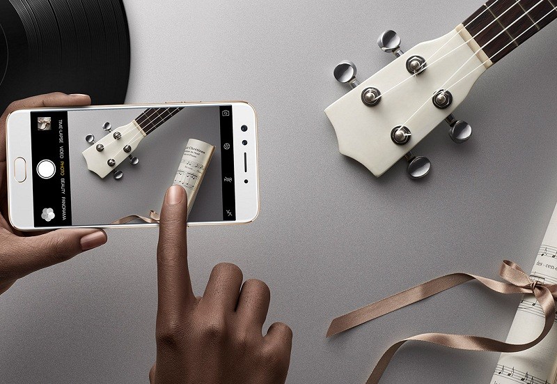Camera sau 13MP của OPPO F3 cũng rất đáng chú ý khi cho khả năng chụp ảnh chất lượng cao với tốc độ lấy nét nhanh theo pha kép.
