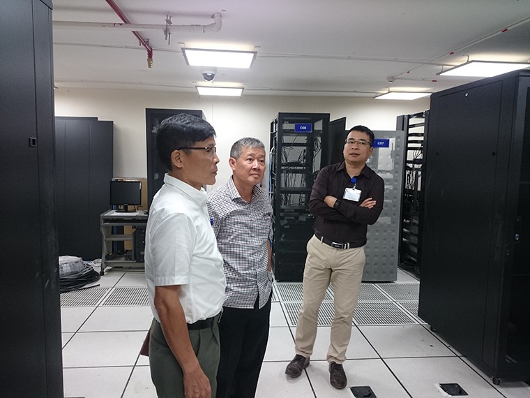 Thứ trưởng Bộ TT&TT Nguyễn Thành Hưng kiểm tra cơ sở hạ tầng CNTT tại phòng máy chủ của Bộ. Ảnh: Mic.gov.vn.