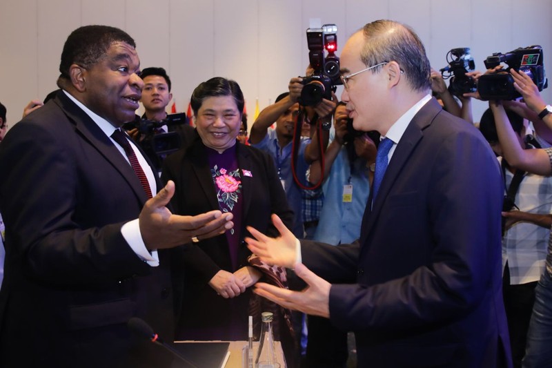 Bí thư Thành ủy TPHCM trao đổi với Tổng Thư ký IPU Martin Chungong. Ảnh: VGP