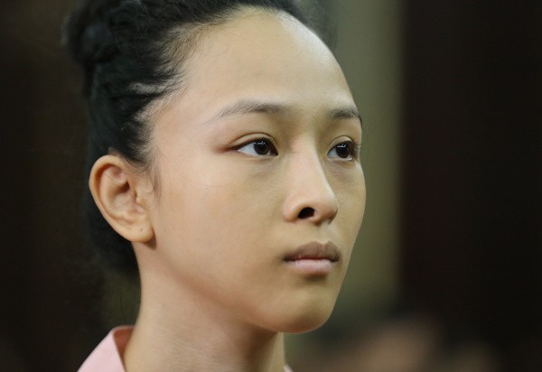Nga luôn nhìn thẳng về HĐXX, chưa từng quay về phía ông Mỹ - bên trái. Ảnh:Quỳnh Trần. phuong-nga-2-8719-1498188808.jpg
