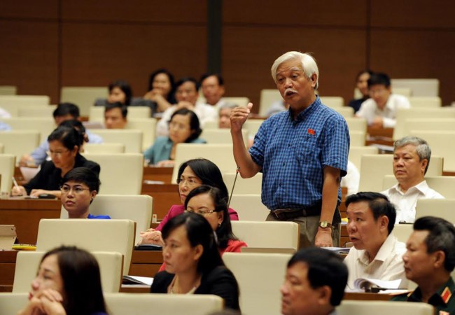 ĐBQH Dương Trung Quốc chất vấn Chính phủ: “Thử nghiệm Grab, Uber đến bao giờ?“ ĐBQH Dương Trung Quốc cho rằng việc quản lý Uber và Grab đang làm nảy sinh xung đột lợi ích và nhất là xung đột với mục tiêu quản lý của nhà nước trên cơ sở quy hoạch về số lượng, sẽ làm trầm trọng hơn áp lực quá tải lên hạ tầng và ách tắc giao thông.