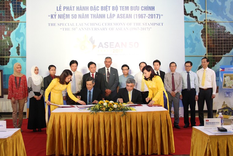 Phát hành đặc biệt bộ tem bưu chính “Kỷ niệm 50 năm thành lập ASEAN" ảnh 1 Thứ trưởng Nguyễn Minh Hồng cùng thực hiện nghi thức đóng dấu phát hành đặc biệt bộ tem.