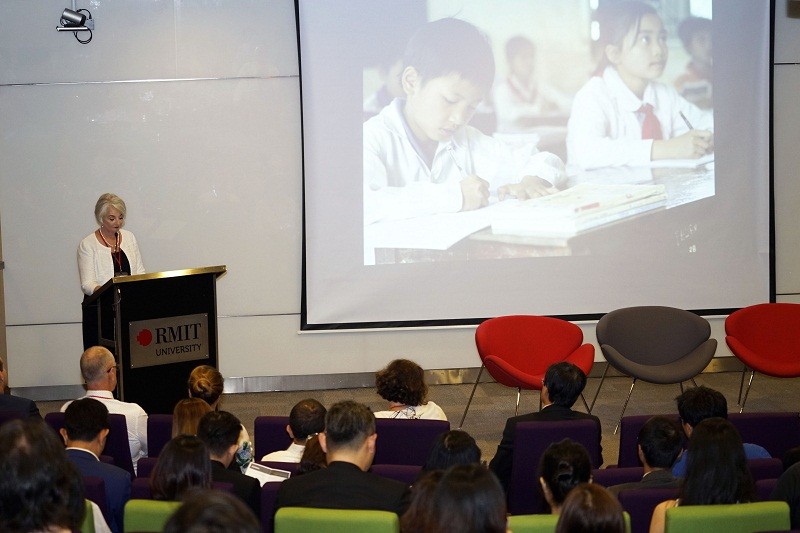Giáo sư Gael McDonald trình bày về chương trình RMIT Access. Ảnh: Kiều Trang.