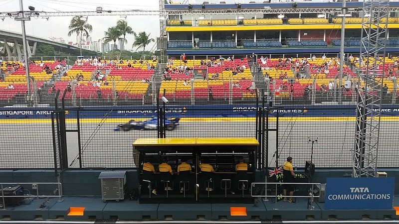 Cận cảnh những cỗ máy bốn bánh nhanh nhất hành tinh tại Singapore Grand Prix ảnh 12