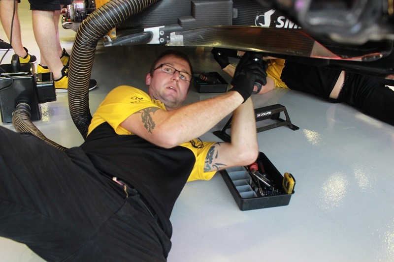 Cận cảnh những cỗ máy bốn bánh nhanh nhất hành tinh tại Singapore Grand Prix ảnh 7