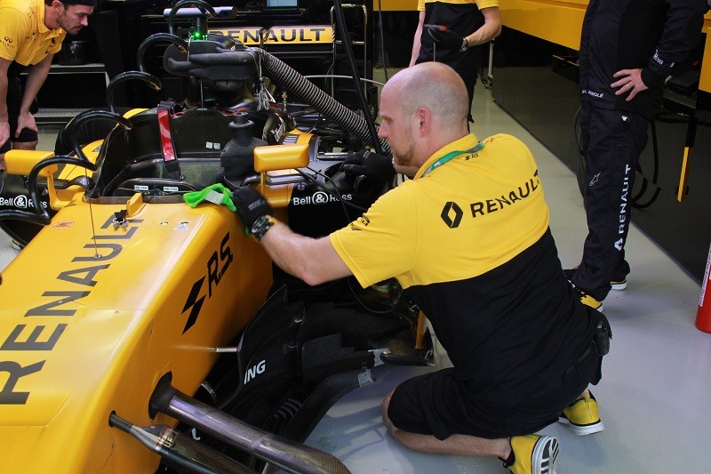 Cận cảnh những cỗ máy bốn bánh nhanh nhất hành tinh tại Singapore Grand Prix ảnh 9