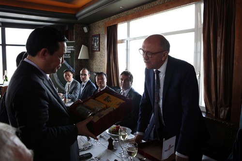 Phó Thủ tướng Vương Đình Huệ tặng quà Thị trưởng thành phố Ostend bằng hàng nông sản Việt Nam. Phó Thủ tướng Vương Đình Huệ tặng quà Thị trưởng thành phố Ostend bằng hàng nông sản Việt Nam.