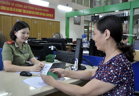 Cán bộ Phòng Quản lý xuất nhập cảnh - Công an tỉnh Quảng Ninh hướng dẫn người dân làm thủ tục hành chính. Ảnh: Báo Quảng Ninh.