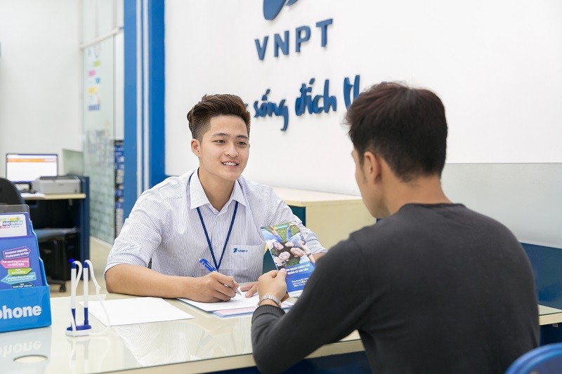 Không còn phải mang theo ví, không cần tiền mặt, không còn phải nhập thông tin để giao dịch Internet Banking, từ tháng 10/2017, khách hàng của VinaPhone sẽ được hưởng những tiện ích của việc thanh toán qua QR code cho hoá đơn di động. Ảnh: VinaPhone.