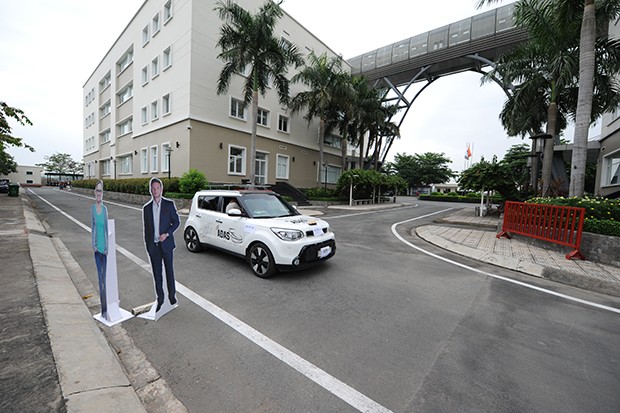 Vật cản hình người cao 1,7m được đặt trên đường để thử nghiệm. DSC-8562-JPG-1947-1509432461.jpg