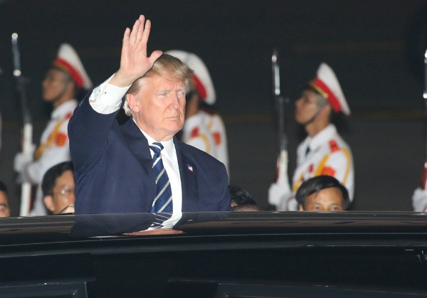 Tổng thống Trump đến Hà Nội, người dân đổ ra đường chào đón ảnh 12