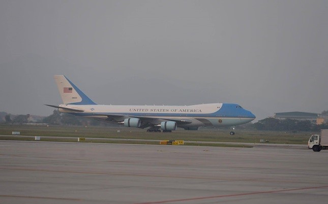 Chuyên cơ chở Tổng thống Donald Trump hạ cánh và từ từ tiến vào nhà khách VIP A.
