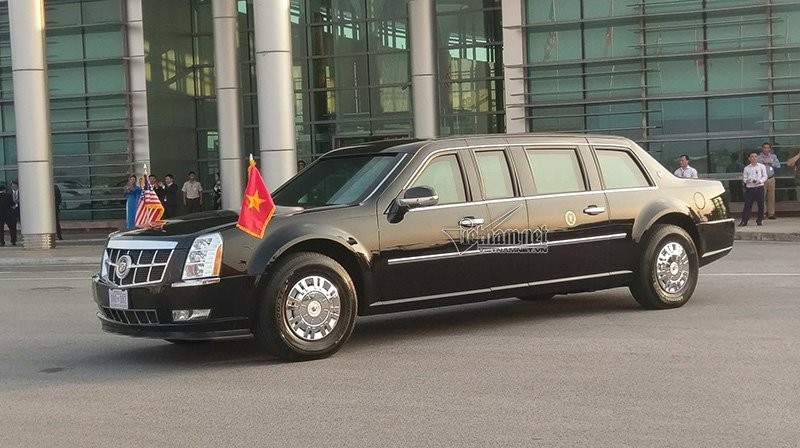 Siêu xe Cadillac One chở Tổng thống Mỹ đã sẵn sàng chờ đón ở sân bay Nội Bài.
