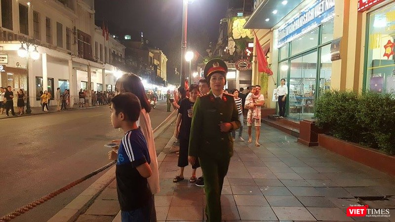 Tổng thống Trump đến Hà Nội, người dân đổ ra đường chào đón ảnh 6