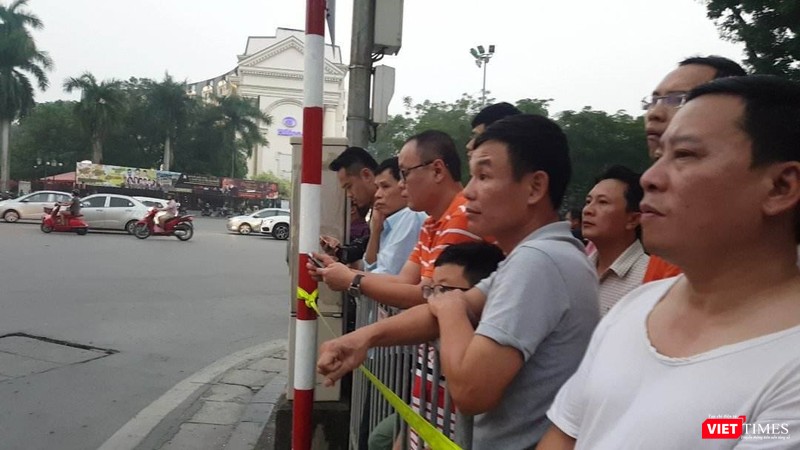 Tổng thống Trump đến Hà Nội, người dân đổ ra đường chào đón ảnh 9