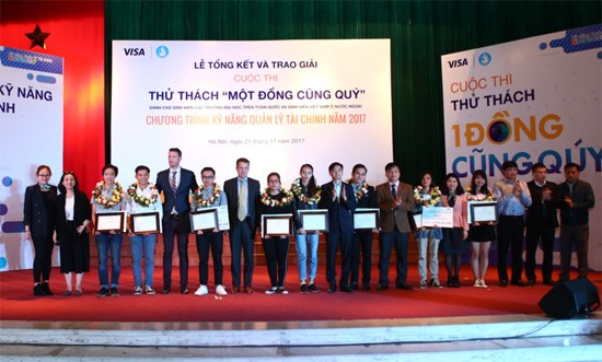 Các tác giả đạt giải. Ảnh: Kim Hạnh.