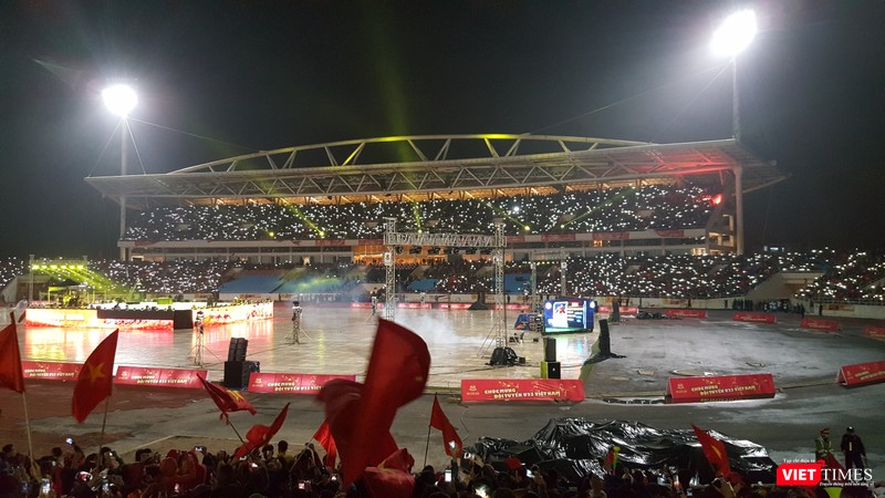 Rất nhiều cổ động viên đã bật đèn flash điện thoại, tất cả đang tạo nên một không khí lung linh huyền ảo tại Mỹ Đình